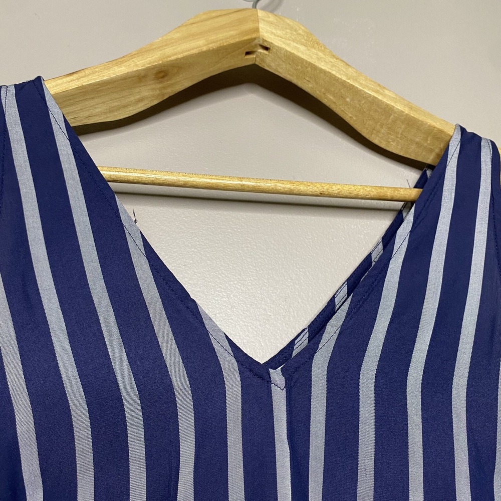 Old Navy Women's‎ Top Blue Striped V Neck Sleeveless Tank Size XS - Picture 4 of 13